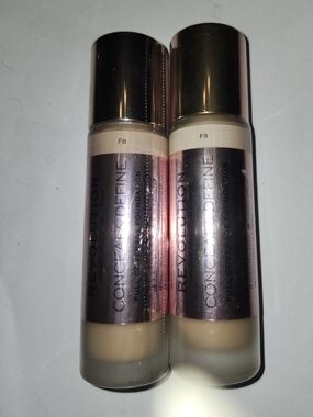 Revolution Conceal & Define Foundation F8 - Light Beige Duo